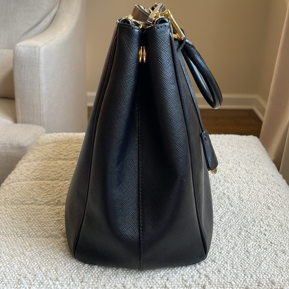 PRADA Saffiano Lux Tote Medium Size - Black - Picture 3 of 16
